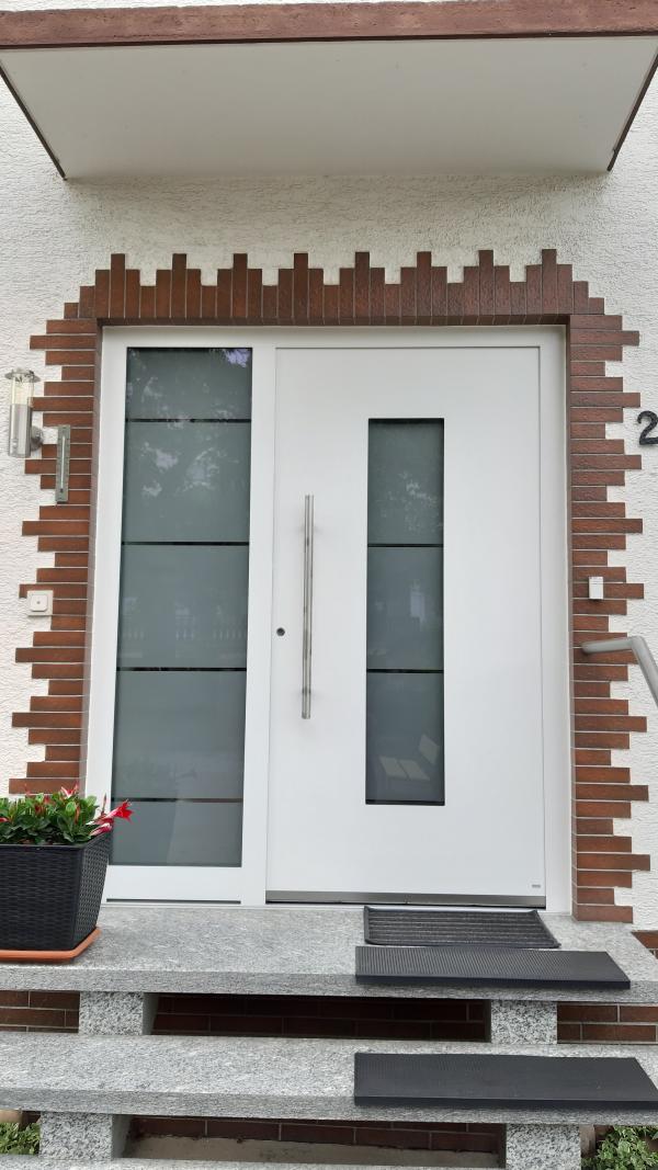 Weiße Haustür aus Aluminium mit Seitenteil und Sichtschutz-Verglasung in Weinheim