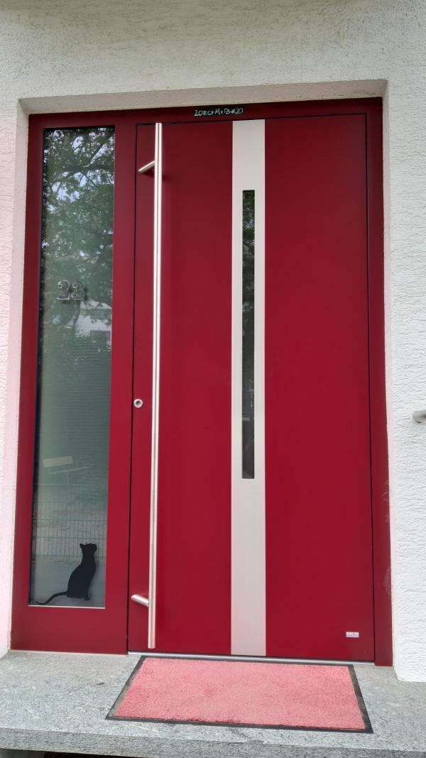 Rote Aluminium-Haustür mit Seitenteil in Weinheim