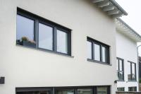 Kunststoff-Aluminium-Fenster im Obergeschoss