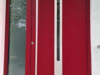 Rote Aluminium-Haustür mit Seitenteil in Weinheim