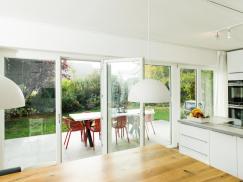 Weisse Kunststofffenster im Wohnzimmer zur Terrasse