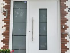Weiße Haustür aus Aluminium mit Seitenteil und Sichtschutz-Verglasung in Weinheim