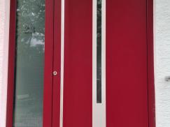 Rote Aluminium-Haustür mit Seitenteil in Weinheim