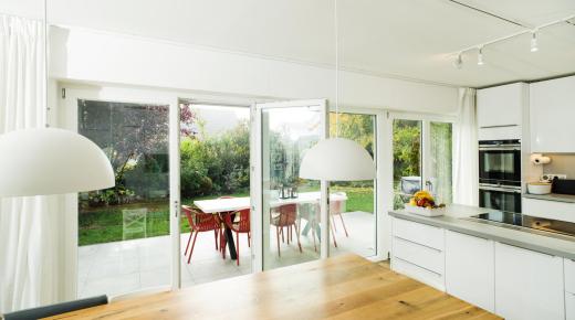 Weisse Kunststofffenster im Wohnzimmer zur Terrasse