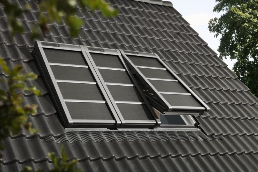 Hitzeschutz und Verdunklung mit Markise an Dachfenster