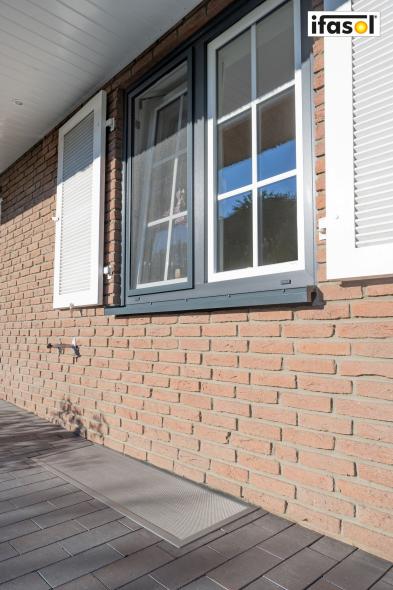 Insektenschutz mit Spannrahmen und Lichtschachtabdeckung von Ifasol