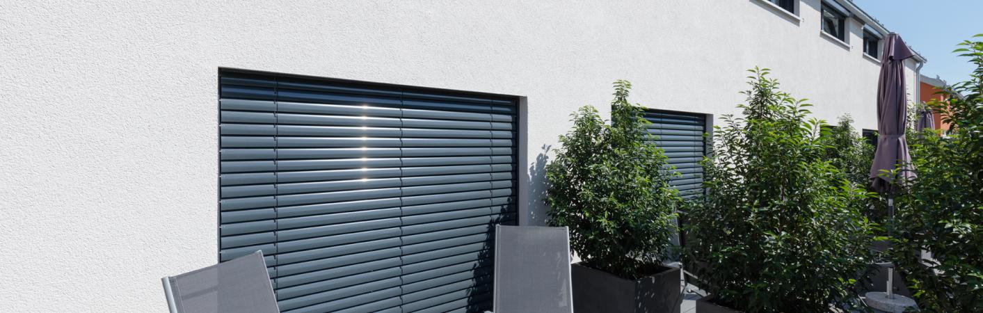Balkontür hinter geschlossener Raffstore-Jalousie